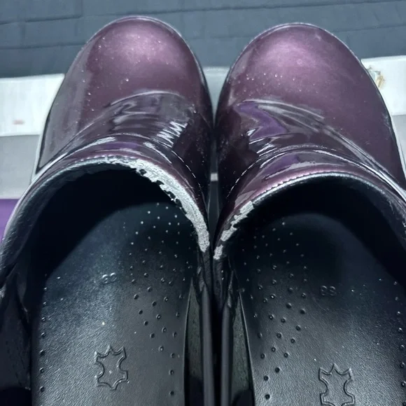 Dansko Women’s Shiny Dark Purple Clogs - Picture 6 of 11
